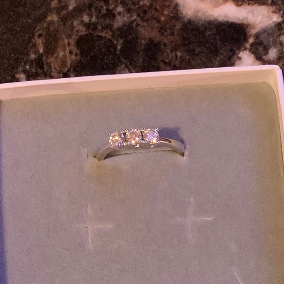 💕Beautiful 3 stone brilliant white Moissanite - Picture 5 of 8